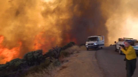 2019 -Vehicles quickly evacuate to avoid a fast moving wildifre burns as a huge Stock-Footage 120930801