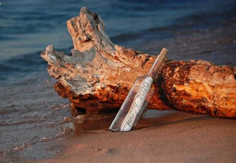 2020 message in bottle on log Stock Photos