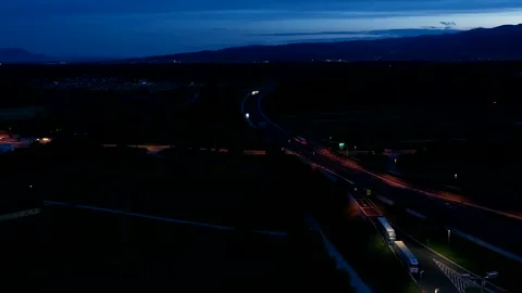 20200609 HYPERLAPSE highway at night with rest station Stockbeeldmateriaal 134489297