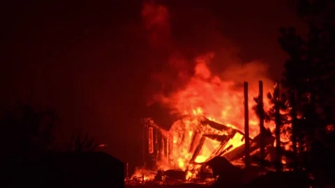 2021 - The Dixie Fire burns a structure home in Northern California at night. Stockbeeldmateriaal 159131910