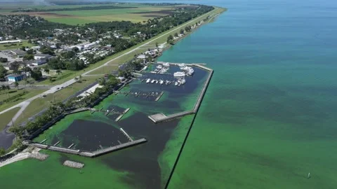 2021 - Excellent aerial shot of the algae-covered marina at Lake Okeechobee, Stockbeeldmateriaal 155751648
