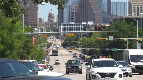 2021 - View traffic down Congress Street in Austin, Texas with Capitol Building Stockbeeldmateriaal 160332502