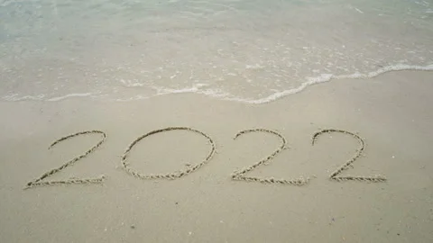 2021 write on sandy beach, wave splash change to 2022. countdown to year 2022 Stock Footage 166944044