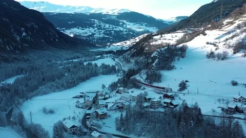 2022 - Excellent aerial view of a train traveling through the snow in Alvaneu, Stockbeeldmateriaal 170442837