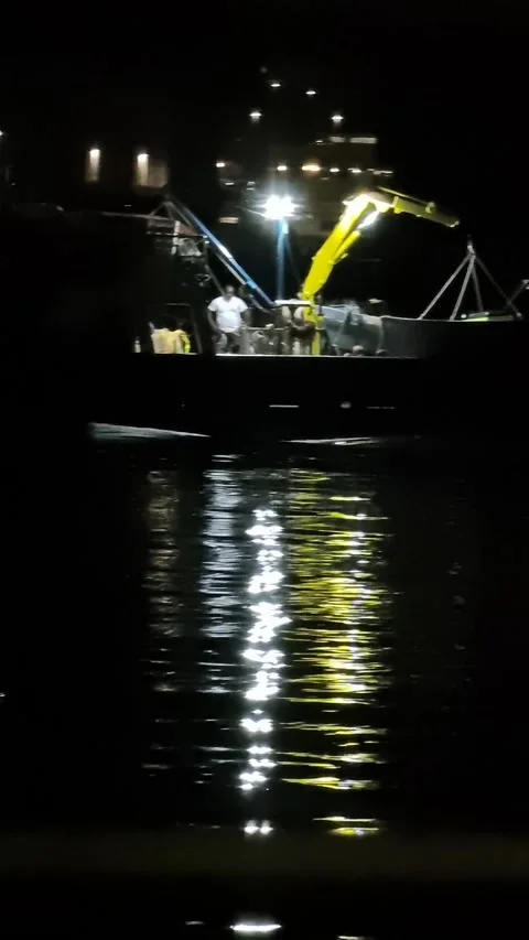 20220413 204002 Video stock 180673940