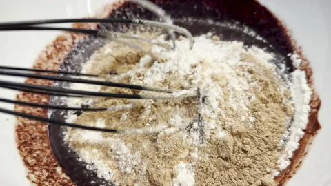 2023 05 002 Mixing Baking Buffalo Worms Flour Vidéo 240017857
