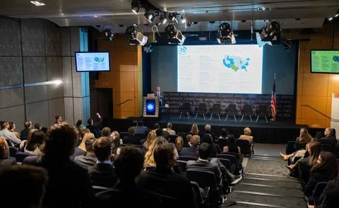 2023 DEVELOP Day. Mike Ruiz, former program manager for DEVELOP, delivers c.. Foto stock