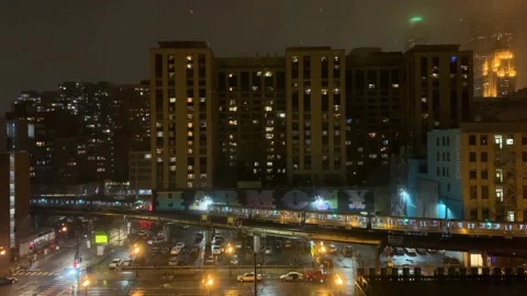 2023 - The el train passing by a "harmony" billboard in Chicago, Illinois at 库存影片 241593744