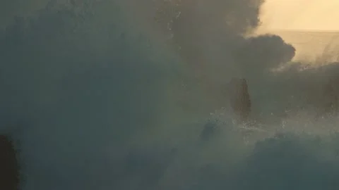 2023 - Excellent slow-motion view of waves crashing against Kaiaka Rock in 库存影片 248444842
