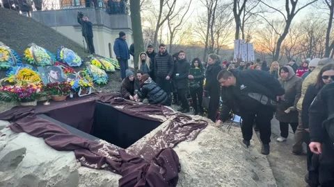 2023 - Men throw soil into the burial plot of Ukrainian war hero Dmytro Vídeos de archivo 238631708