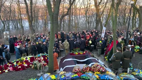 2023 - Mourners pass by the burial plot for Ukrainian war hero Dmytro Vídeos de archivo 238631690