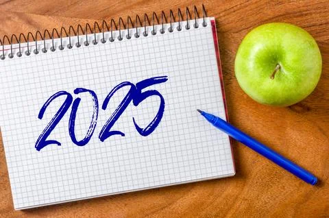 2025 written on a notepad 库存照片