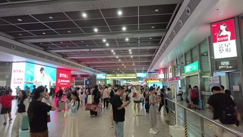 2026 Aug 23, Shanghai. Crowded passengers queue in bustling modern train station Video stock 344842803