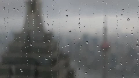 2026 Aug 27, Shanghai. Close-up of raindrops sliding down foggy glass window Vidéo 344852837