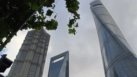 2026 Aug 27, Shanghai. Low-angle view of three iconic modern glass skyscrapers Vidéo 344852742