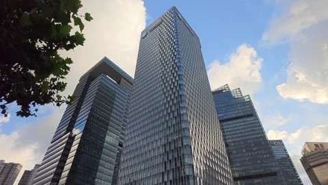 2026 Aug 27, Shanghai. Low angle view of modern financial district skyscrapers Vidéo 344852749