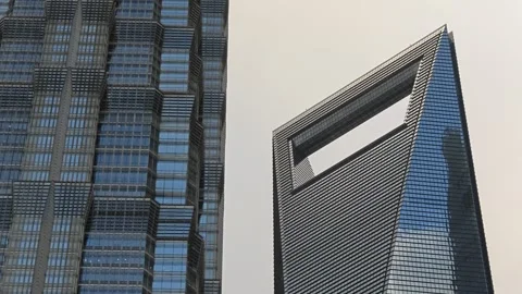 2026 Aug 27, Shanghai. Low angle close-up of two modern glass skyscrapers Vidéo 344852798