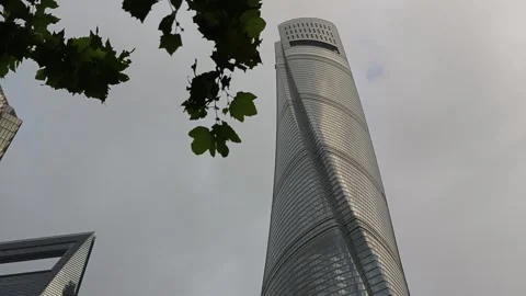 2026 Aug 27, Shanghai. Low angle upward view of iconic Shanghai skyscrapers Vidéo 344852802