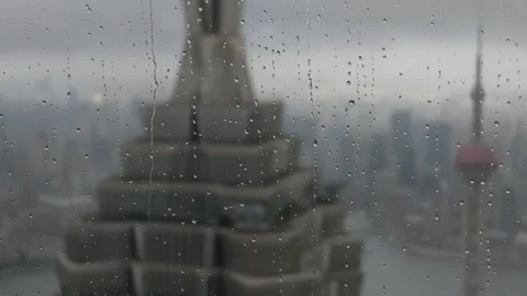2026 Aug 27, Shanghai. Raindrops and rain streaks on a foggy window Vidéo 344852838