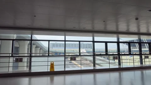 2026 Aug 28, Shanghai. Man walking through bright modern airport terminal Vidéo 344852905