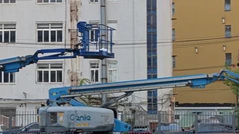 2026 Aug 28, Shanghai. Multiple blue Genie aerial boom lifts Vidéo 344853035