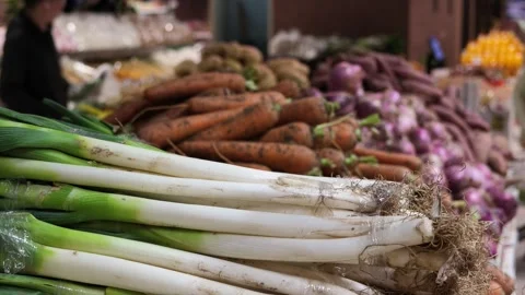 2026 Jul 04. Hand Selects Fresh Green Onions at Market Counter 動画素材 339085822