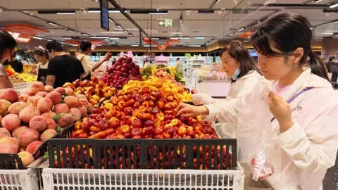2026 Jul 04. Shoppers Select Fresh Fruit at Supermarket Produce Section Видео 339086586