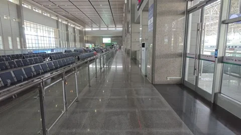 2026 Jul 20, Yichang. Empty modern uncrowded train station terminal corridor Vídeos de archivo 343292251