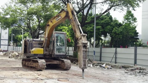 2026 Jun 01, Guangzhou. Construction Worker Operates Yellow Excavator With Vidéo 338372371