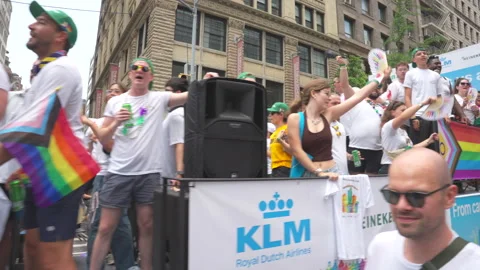2026 NYC Pride March is opened on Fifth Avenue in New York City. 库存影片 339519032