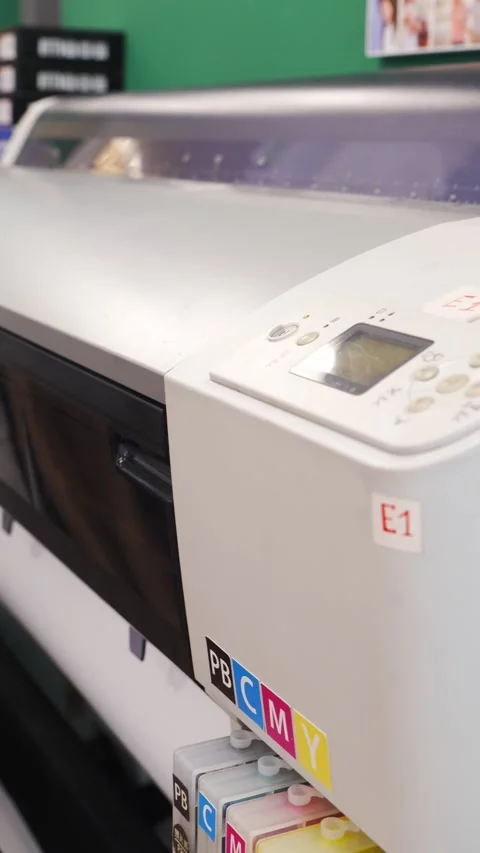 2026.06.18, Russia. Plotter printing vibrant photos in a print shop Vídeos de archivo 337420536