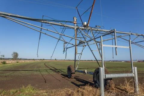 20260909-0E1A4905-Edit Close up of a movable overhead irrigation system. Stock-Fotos