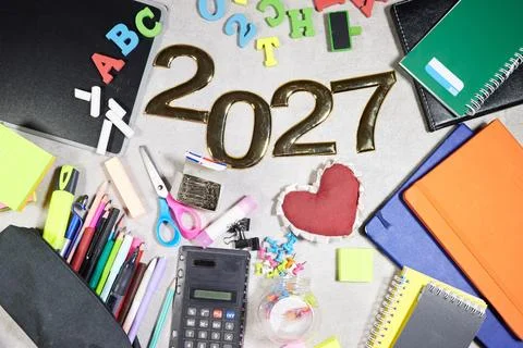 2027 Back to School Flat Lay With Colorful Stationery, Notebooks and Study Suppl Foto stock