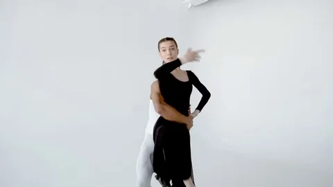 The 20s ballet dancers are marvelously moving in white dance class slow motion Vídeos de archivo 77219725