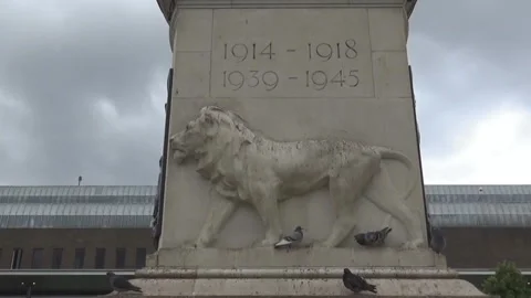20s lion,statue,birds Stock Footage 85600072