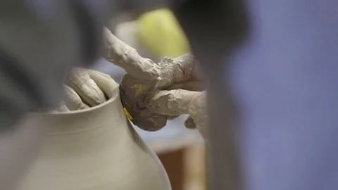 21 Ceramic Throwing - Forming Shaping Pot with Rib on Wheel Vidéo 77758941