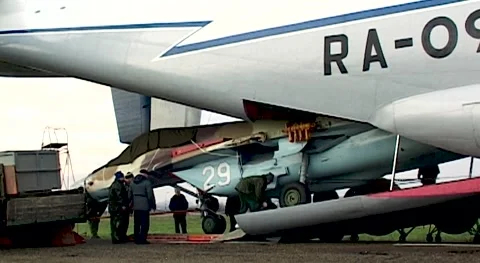An-22 aircraft. Loading of MiG-29 (NATO: Cock) aircraft into cargo compartment. 库存影片 143253806