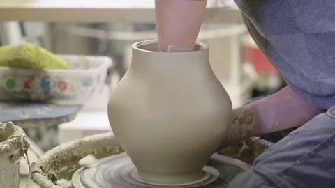 22 Ceramic Throwing - Forming Shaping Pot Rotating on Wheel Vidéo 77758840