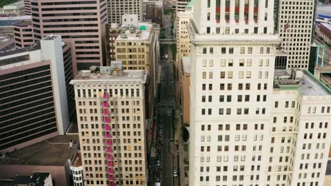 22 June 2024 Drone View Down City Street Canyon, Cincinnati Ohio 库存影片 319927346