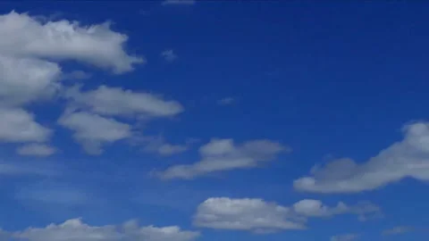 22 seconds of deep blue sky punctuated by a few small puffy white clouds Vídeo Stock 153779639