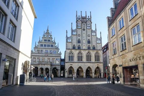 DEU,  Deutschland,  Nordrhein-Westfalen,  Mnster,  01.11.2022:  In  der  Stadt  laufen  Vorbereitungen  auf  das  am  4.  und  5.  November  2022  stattfindende  Treffen  der  G7-Auenminister.  Tagungsort  der  Auenminister  wird  der  Friedenssaal  im  Historischen  Rathaus  (re.)  sein.  Links  das  Stadtweinhaus xkwx Auenaufnahme,  Bauwerke,  Deutschland,  Europa,  Europe,  Germany,  Mnster,  NRW,  Nordhrhein-Westfalen,  Northrhine-Westphalia,  Reiseziel,  Sehenswrdigkeit,  Stadtansicht,  Tourismus,  architektionisch,  historisch,  stdtisches  Motiv