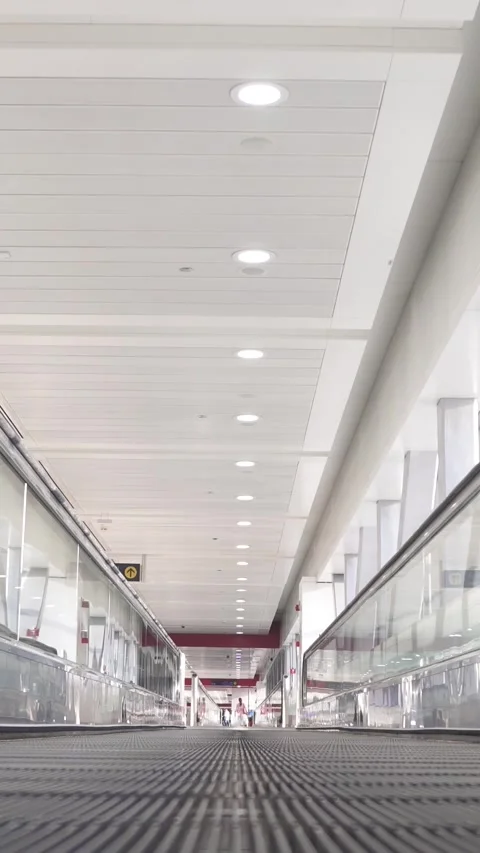 22/12/2022: Moving Walkway without crowd slow motion, Dubai Metro, UAE Video stock 269689985