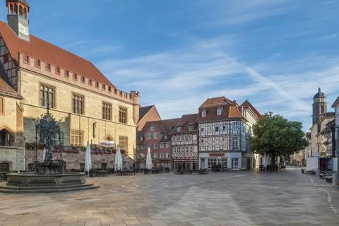 Old  town  hall  in  Goettingen  with  Gaenseliesel  fountain  and  market  square,  Germany.  More  pictures  from  Goettingen  in  my  collection xkwx Goettingen,  old  town  hall,  Gaenseliesel,  marketplace,  fountain,  pedestrian  zone,  old  town,  city  center,  historical,  landmark,  shopping  street,  town  center,  architecture,  gothic,  arcades,  balcony,  germany,  shopping  store,  bay,  half-timbered,  facade,  building,  shops,  houses,  sky,  Jacobi,  church,  Leine,  Middle  Ages,  medieval,  Lower  Saxony,  city  hall,  sandstone,  sights,  sunlight,  town,  townhouses,  tower,  university  town,  clouds,  battlements,  ancient,  architectural,  blue,  horizontal,  town  hall  Translated  with  www.DeepL.com,  Translator  free  version
