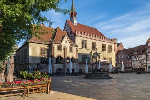 Old  town  hall  in  Goettingen  with  Gaenseliesel  fountain  and  market  square,  Germany.  More  pictures  from  Goettingen  in  my  collection xkwx old  town  hall,  Goettingen,  Gaenseliesel,  Gothic,  marketplace,  old  town,  landmark,  pedestrian  zone,  university  town,  medieval,  historical,  architecture,  arcades,  balcony,  fountain,  Germany,  shopping,  shopping  street,  bay  window,  half-timbered,  facade,  buildings,  shops,  houses,  sky,  Leine,  Middle  Ages,  Lower  Saxony,  town  center,  town  hall,  sandstone,  sights,  sunlight,  town,  town  houses,  tower,  clouds,  battlements,  old,  architectural,  blue,  fugaengerzone,  horizontal,  nobody,  city  hall  Translated  with  www.DeepL.com,  Translator  free  version