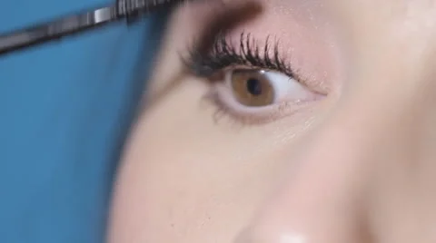 22apply mascara on the eyelashes Stock Footage 62407672