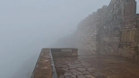 23-7-24; Walkthrough shot at the top of Kalinjar Fort with misty shroud around. Vídeos de archivo 281486653
