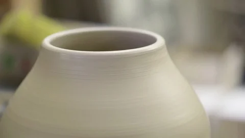 23 Ceramic Throwing - Pot Opening Rotating on Wheel Vidéo 77758846