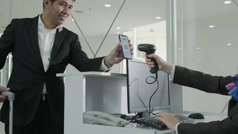 2325 Passenger used e ticket and check in at couter in the airport Video stock 144326116