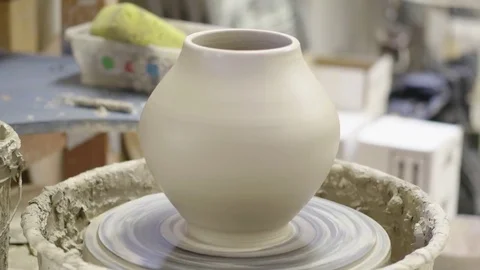 24 Ceramic Throwing - Pot Rotating on Wheel Vidéo 77758847
