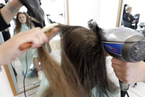24.08.2022 Haare werden geföhnt *** 24 08 2022 Hair blow dry  Stock Photos